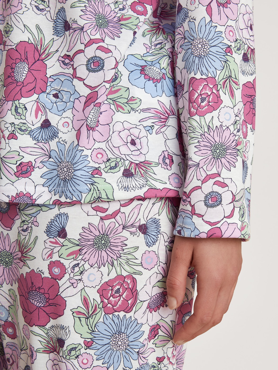 Women model is wearing Button-Up Pyjama made of 100% Cotton in Purple, Floral from the Spring Flower Dreams series by CALIDA, Detail