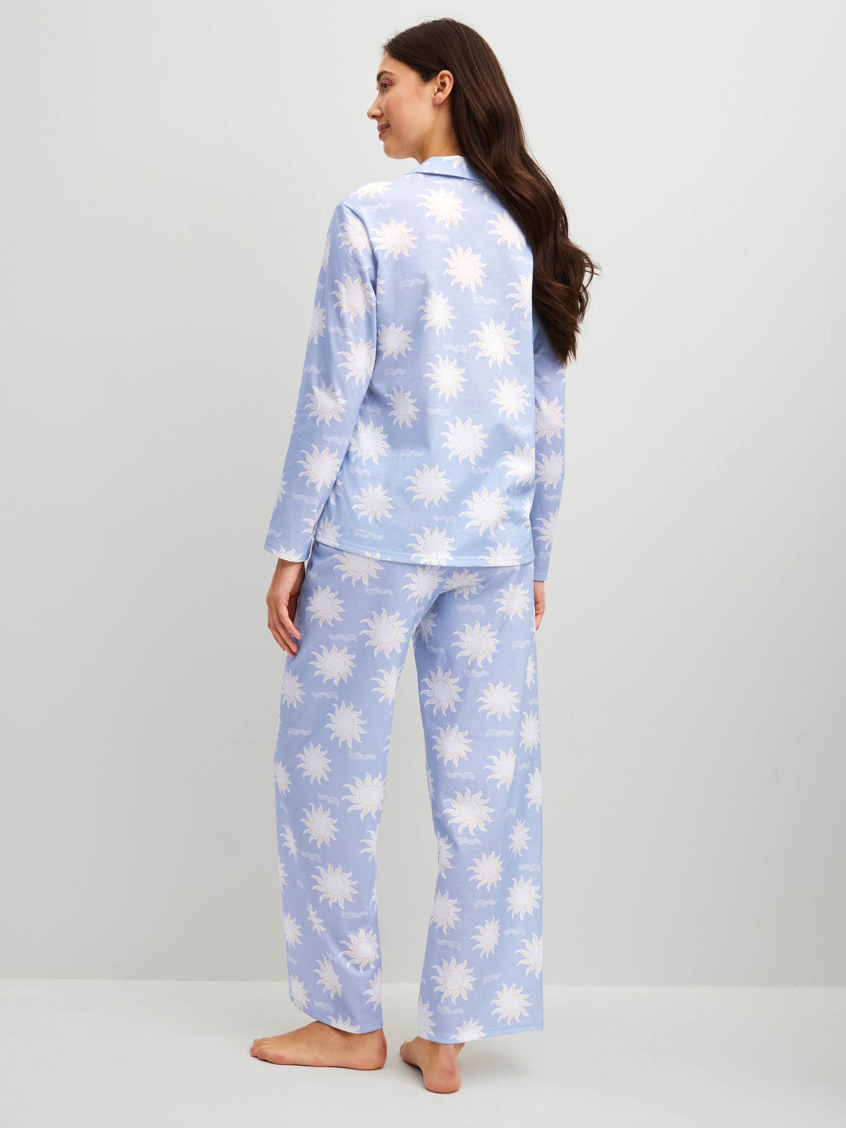 Damen-Model trägt Pyjama mit Knöpfen aus 100% Baumwolle in Blau, Gemustert aus Serie EDITION 85 von CALIDA, Rückansicht