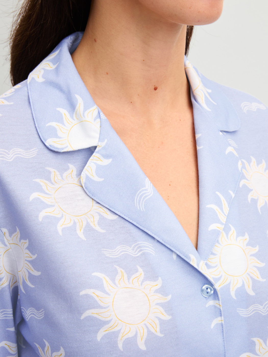 Women model is wearing Button-Up Pyjama made of 100% Cotton in Blue, Patterned from the EDITION 85 series by CALIDA, Detail