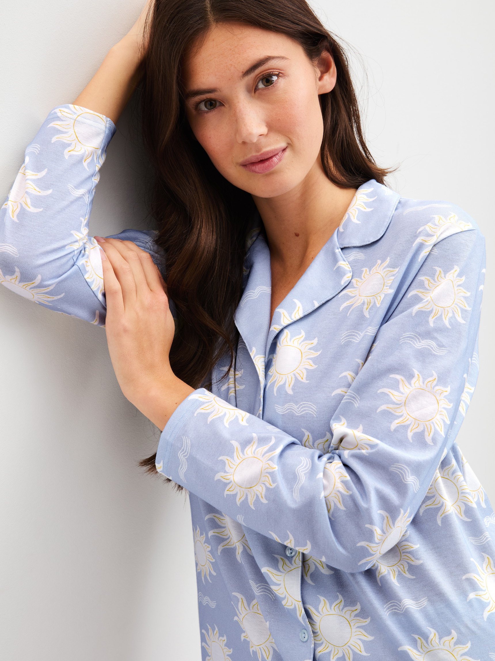 Damen-Model trägt Pyjama mit Knöpfen aus 100% Baumwolle in Blau, Gemustert aus Serie EDITION 85 von CALIDA, Zusatzbild