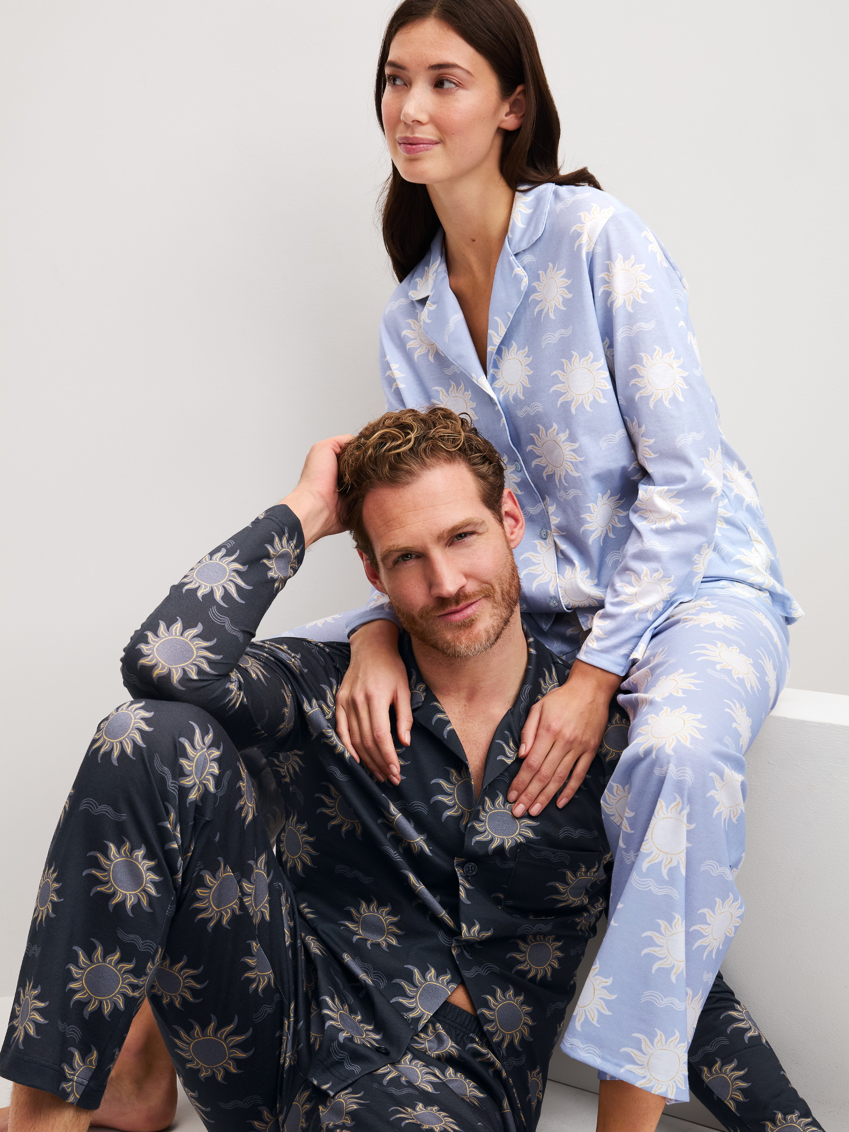 Damen-Model trägt Pyjama mit Knöpfen aus 100% Baumwolle in Blau, Gemustert aus Serie EDITION 85 von CALIDA, Zusatzbild