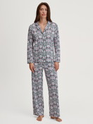 Le mannequin Femme porte le/la Pyjama à boutons en 100% coton de couleur Bleu, À motifs, de la série Autumn Dreams de CALIDA, Vue de face