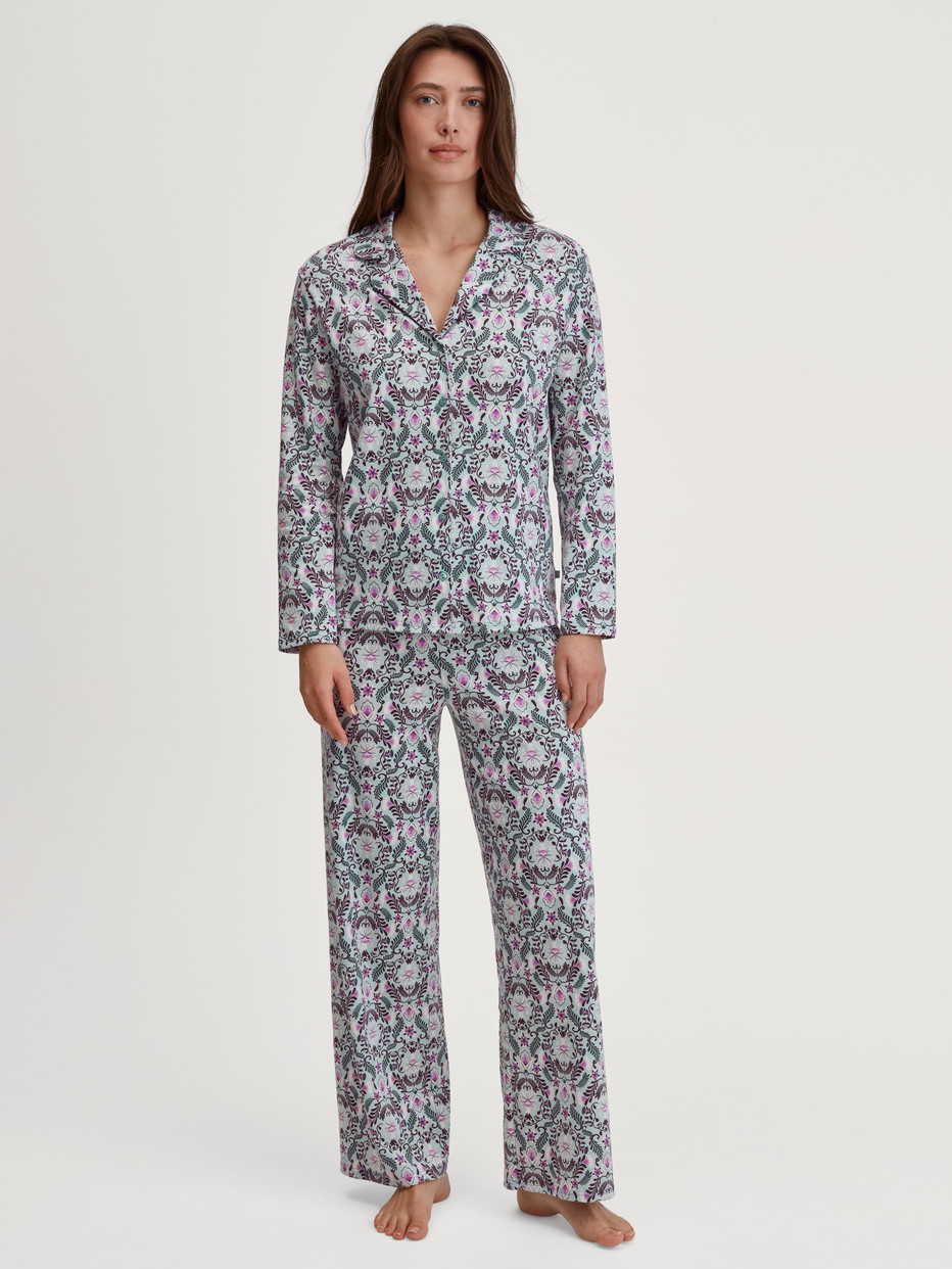 Damen-Model trägt Pyjama mit Knöpfen aus 100% Baumwolle in Blau, Gemustert aus Serie Autumn Dreams von CALIDA, Vorderansicht