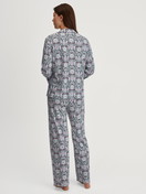 Le mannequin Femme porte le/la Pyjama à boutons en 100% coton de couleur Bleu, À motifs, de la série Autumn Dreams de CALIDA, Vue arrière