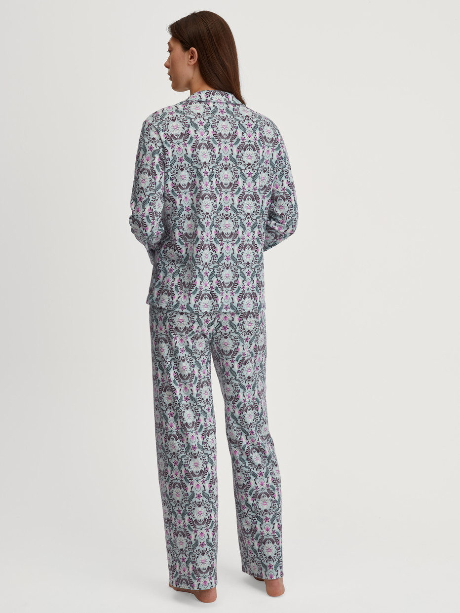 Damen-Model trägt Pyjama mit Knöpfen aus 100% Baumwolle in Blau, Gemustert aus Serie Autumn Dreams von CALIDA, Rückansicht