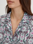 Le mannequin Femme porte le/la Pyjama à boutons en 100% coton de couleur Bleu, À motifs, de la série Autumn Dreams de CALIDA, Détail