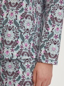 Le mannequin Femme porte le/la Pyjama à boutons en 100% coton de couleur Bleu, À motifs, de la série Autumn Dreams de CALIDA, Détail