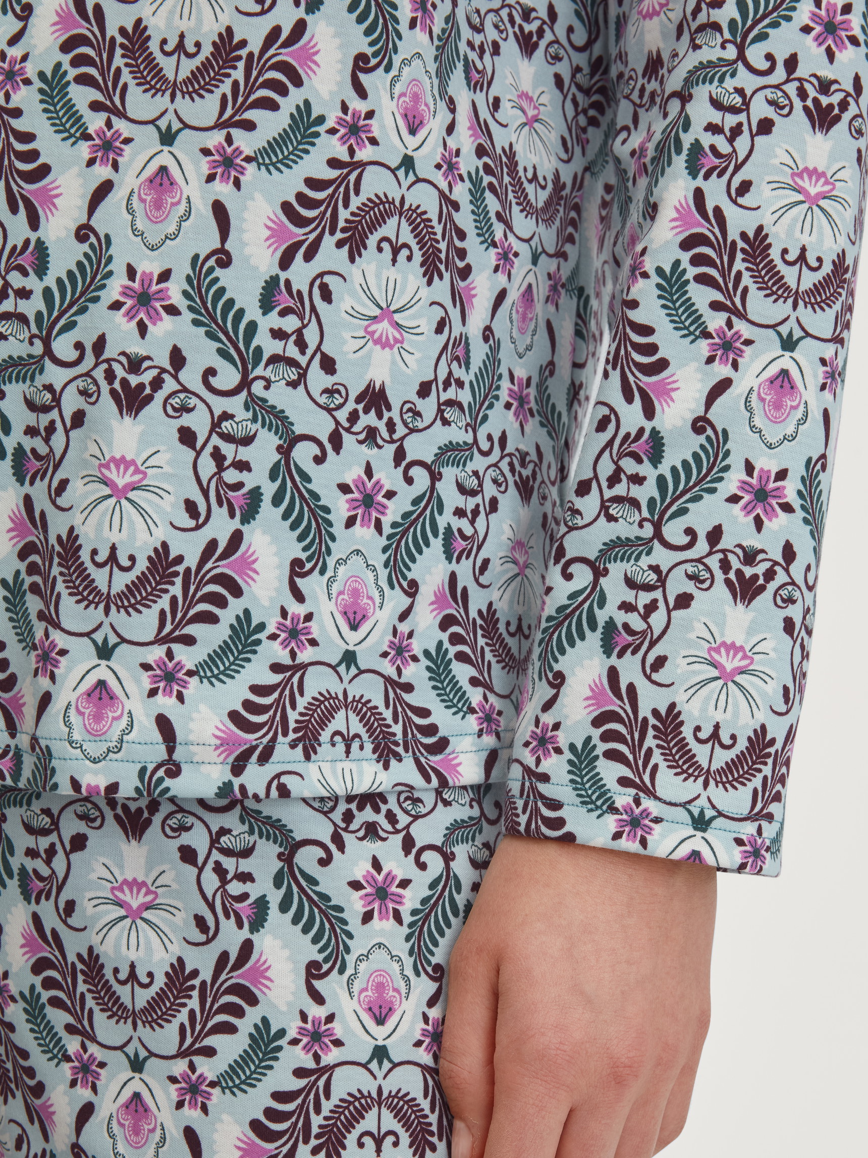Damen-Model trägt Pyjama mit Knöpfen aus 100% Baumwolle in Blau, Gemustert aus Serie Autumn Dreams von CALIDA, Detail