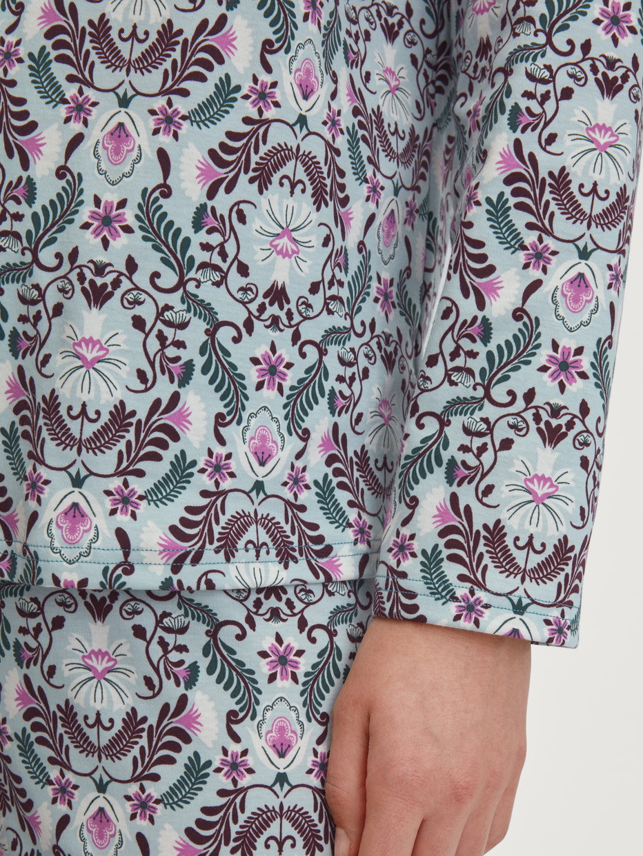 Damen-Model trägt Pyjama mit Knöpfen aus 100% Baumwolle in Blau, Gemustert aus Serie Autumn Dreams von CALIDA, Detail