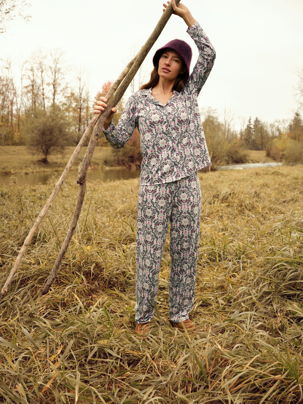 Le mannequin Femme porte le/la Pyjama à boutons en 100% coton de couleur Bleu, À motifs, de la série Autumn Dreams de CALIDA, Image supplémentaire