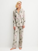 Le mannequin Femme porte le/la Pyjama à boutons en 100% coton de couleur Vert, Floral, de la série Leaf Dreams de CALIDA, Vue de face