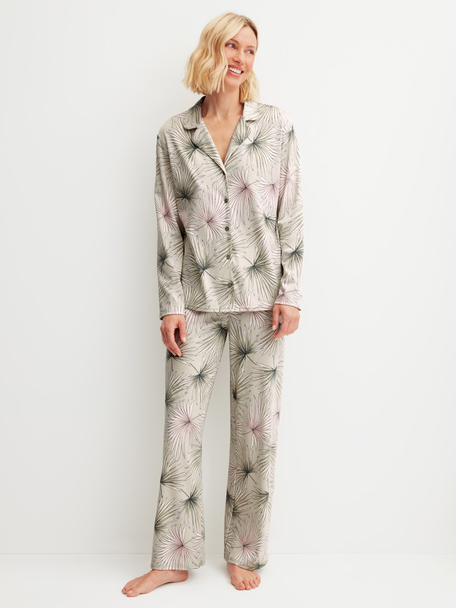 Le mannequin Femme porte le/la Pyjama à boutons en 100% coton de couleur Vert, Floral, de la série Leaf Dreams de CALIDA, Vue de face