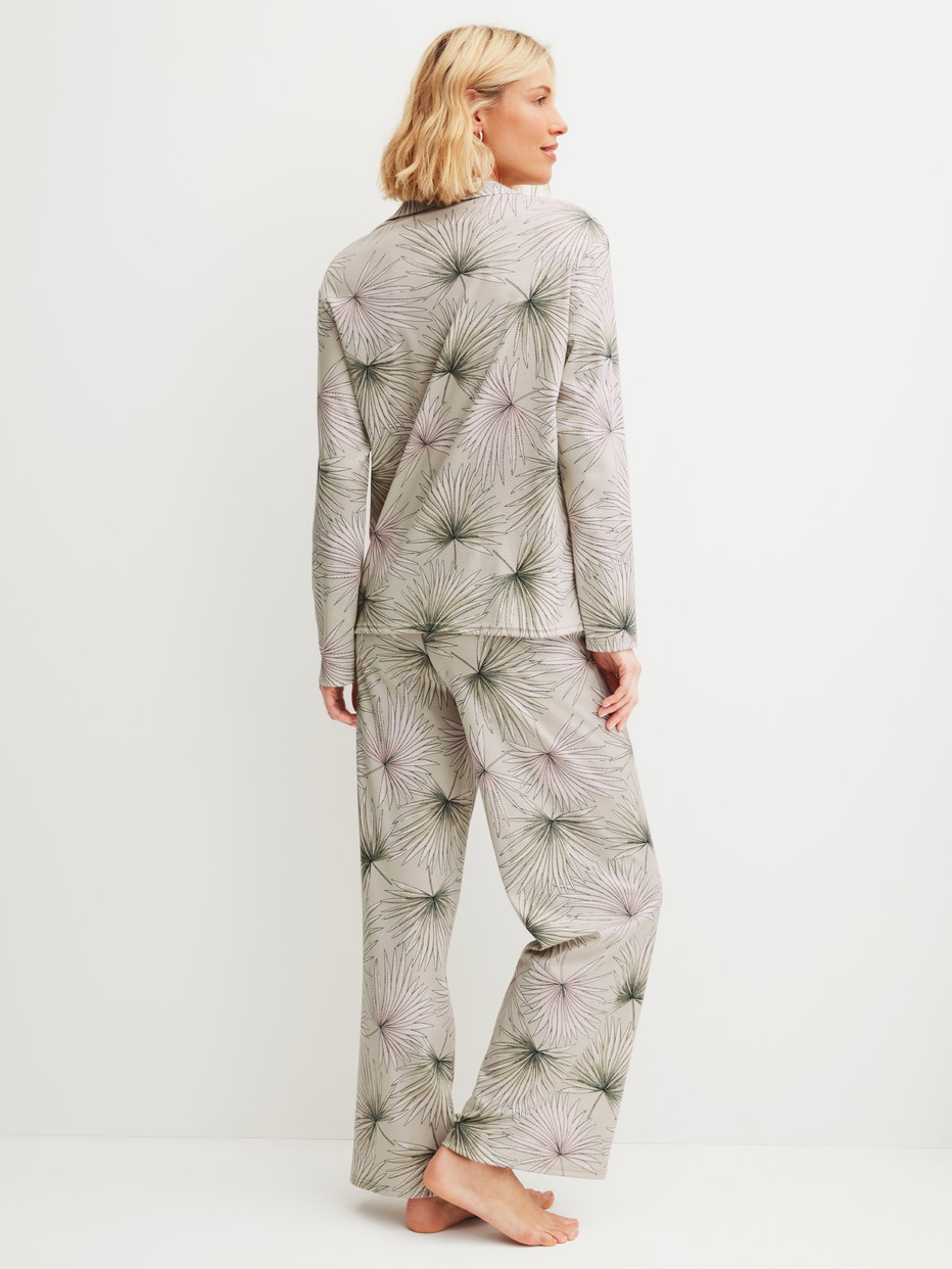 Le mannequin Femme porte le/la Pyjama à boutons en 100% coton de couleur Vert, Floral, de la série Leaf Dreams de CALIDA, Vue arrière