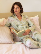 Le mannequin Femme porte le/la Pyjama à boutons en 100% coton de couleur Vert, Floral, de la série Leaf Dreams de CALIDA, Vue de face