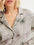 Le mannequin Femme porte le/la Pyjama à boutons en 100% coton de couleur Vert, Floral, de la série Leaf Dreams de CALIDA, Détail