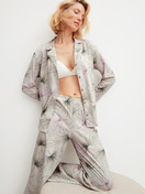 Le mannequin Femme porte le/la Pyjama à boutons en 100% coton de couleur Vert, Floral, de la série Leaf Dreams de CALIDA, Image supplémentaire