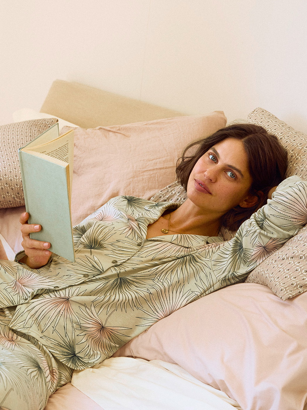 Le mannequin Femme porte le/la Pyjama à boutons en 100% coton de couleur Vert, Floral, de la série Leaf Dreams de CALIDA, Image supplémentaire