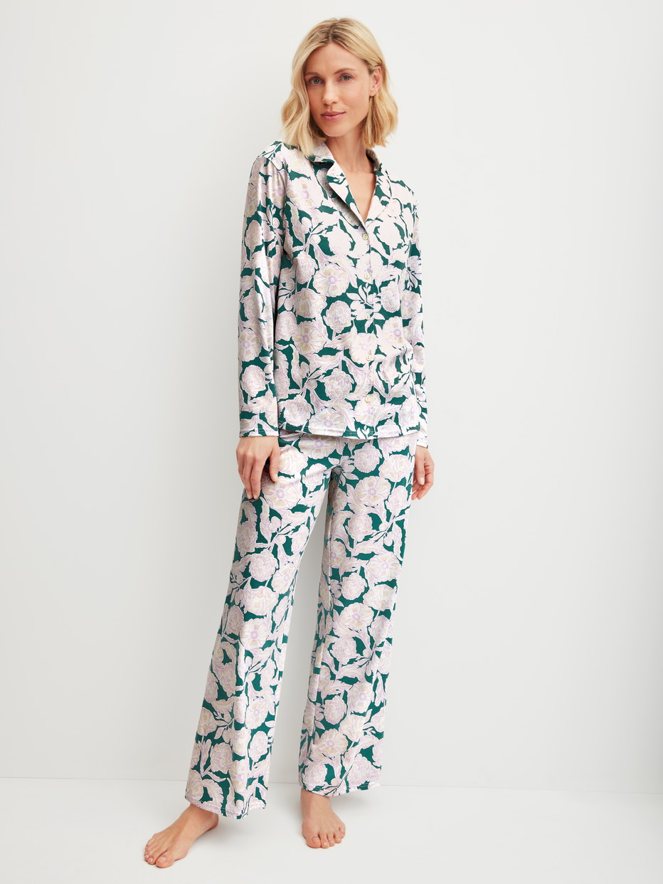Damen-Model trägt Pyjama mit Knöpfen aus 100% Baumwolle in Türkis, Floral aus Serie Botanic Dreams von CALIDA, Vorderansicht