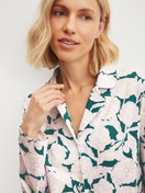 Damen-Model trägt Pyjama mit Knöpfen aus 100% Baumwolle in Türkis, Floral aus Serie Botanic Dreams von CALIDA, Detail