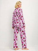 Le mannequin Femme porte le/la Pyjama à boutons en 100% coton de couleur Rouge, Floral, de la série Season Special de CALIDA, Vue arrière