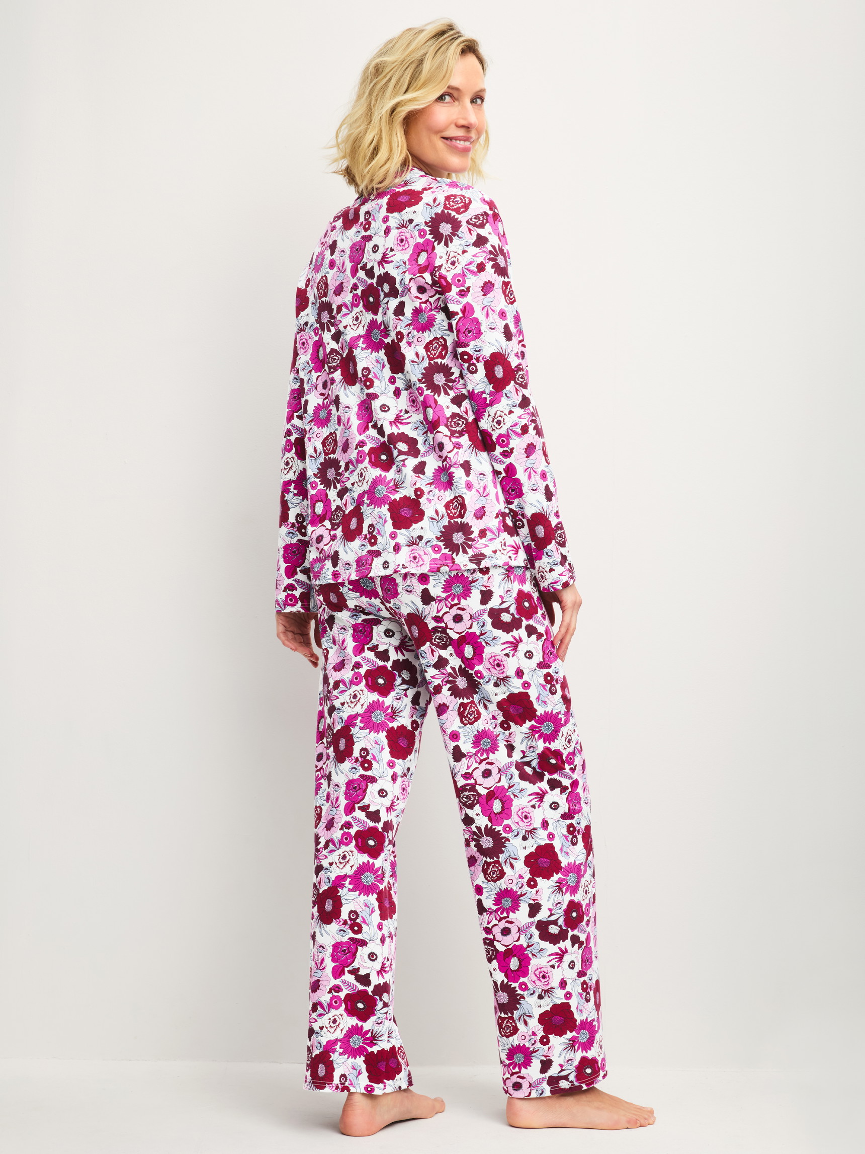 Damen-Model trägt Pyjama mit Knöpfen aus 100% Baumwolle in Rot, Floral aus Serie Season Special von CALIDA, Rückansicht