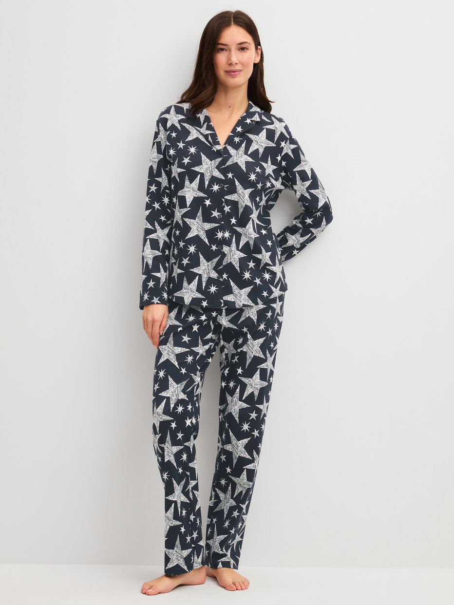 Damen-Model trägt Pyjama mit Knöpfen aus 100% Baumwolle in Blau, Gemustert aus Serie Winter Dreams von CALIDA, Vorderansicht