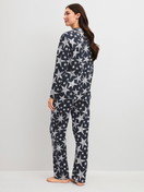 Damen-Model trägt Pyjama mit Knöpfen aus 100% Baumwolle in Blau, Gemustert aus Serie Winter Dreams von CALIDA, Rückansicht