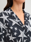 Damen-Model trägt Pyjama mit Knöpfen aus 100% Baumwolle in Blau, Gemustert aus Serie Winter Dreams von CALIDA, Detail