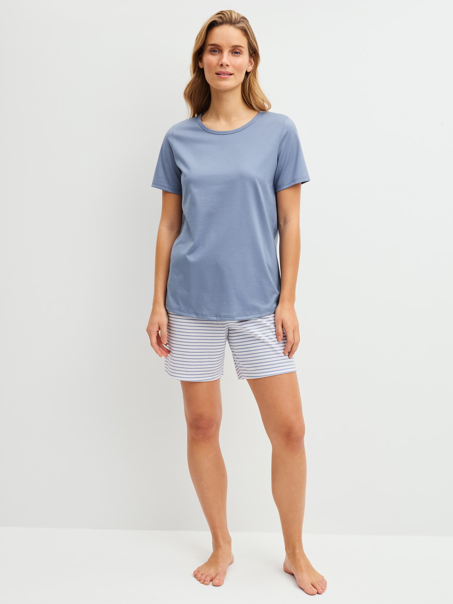 Damen-Model trägt Kurz-Pyjama aus 100% Baumwolle in Blau, Gestreift aus Serie Cotton Special von CALIDA, Vorderansicht