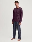 Le mannequin Homme porte le/la Pyjama, longue en 100% coton de couleur Rouge, Rayée, de la série Relax Streamline 4 de CALIDA, Vue de face