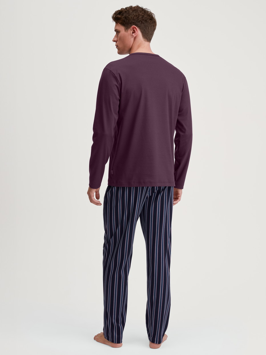 Herren-Model trägt Pyjama, lang aus 100% Baumwolle in Rot, Gestreift aus Serie Relax Streamline 4 von CALIDA, Rückansicht