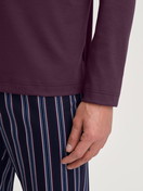 Le mannequin Homme porte le/la Pyjama, longue en 100% coton de couleur Rouge, Rayée, de la série Relax Streamline 4 de CALIDA, Détail