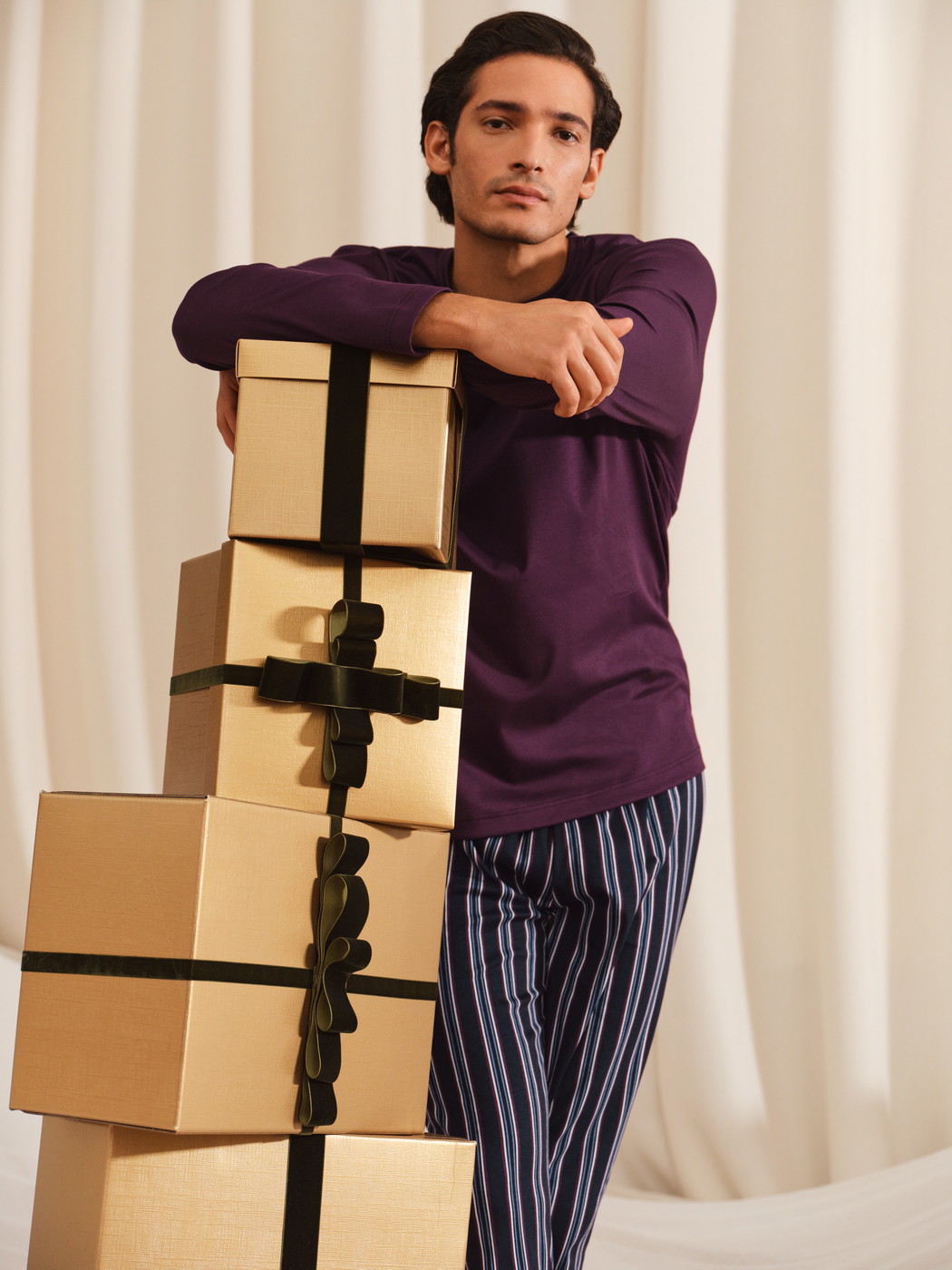 Le mannequin Homme porte le/la Pyjama, longue en 100% coton de couleur Rouge, Rayée, de la série Relax Streamline 4 de CALIDA, Vue de face