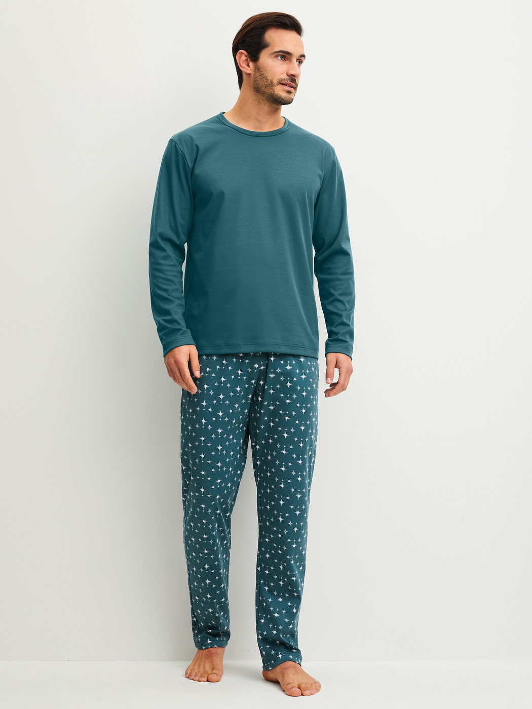 Herren-Model trägt Pyjama, lang aus 100% Baumwolle in Türkis, Gemustert aus Serie Relax Streamline 3 von CALIDA, Vorderansicht