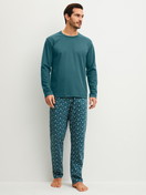 Herren-Model trägt Pyjama, lang aus 100% Baumwolle in Türkis, Gemustert aus Serie Relax Streamline 3 von CALIDA, Vorderansicht