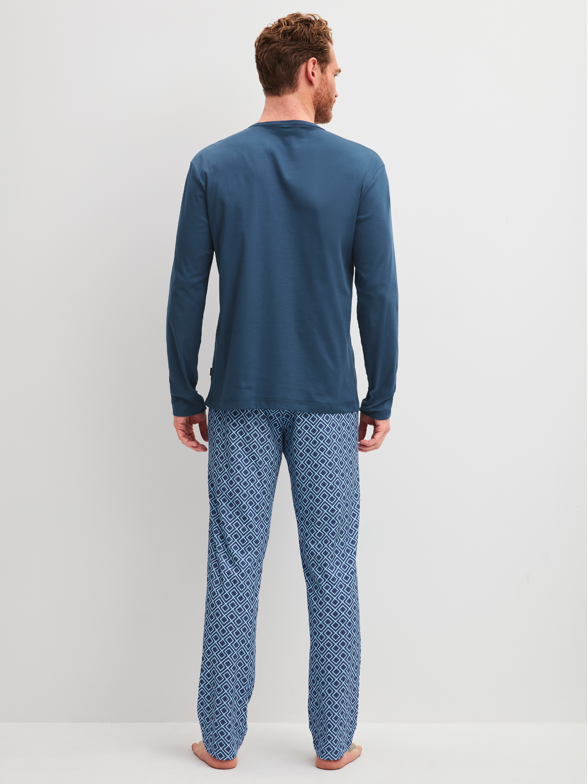 Herren-Model trägt Pyjama, lang aus 100% Baumwolle in Blau, Kariert aus Serie Relax Streamline 2 von CALIDA, Rückansicht