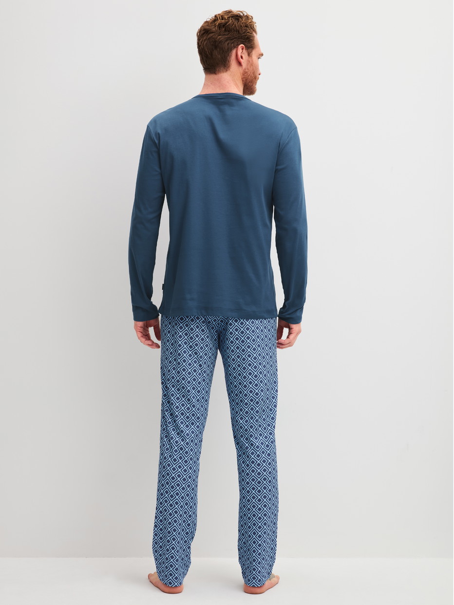 Herren-Model trägt Pyjama, lang aus 100% Baumwolle in Blau, Kariert aus Serie Relax Streamline 2 von CALIDA, Rückansicht