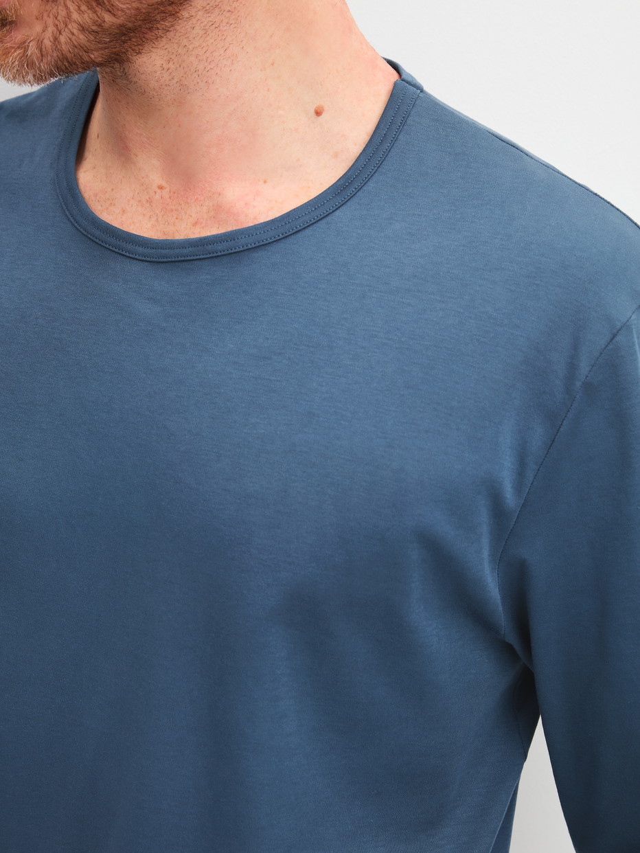 Herren-Model trägt Pyjama, lang aus 100% Baumwolle in Blau, Kariert aus Serie Relax Streamline 2 von CALIDA, Detail