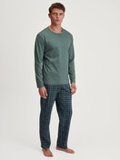 La modella / Il modello Uomo indossa Pigiami, lunghi in 100% cotone di colore Verde, A scacchi, della serie Relax Streamline 3 di CALIDA, Vista frontale