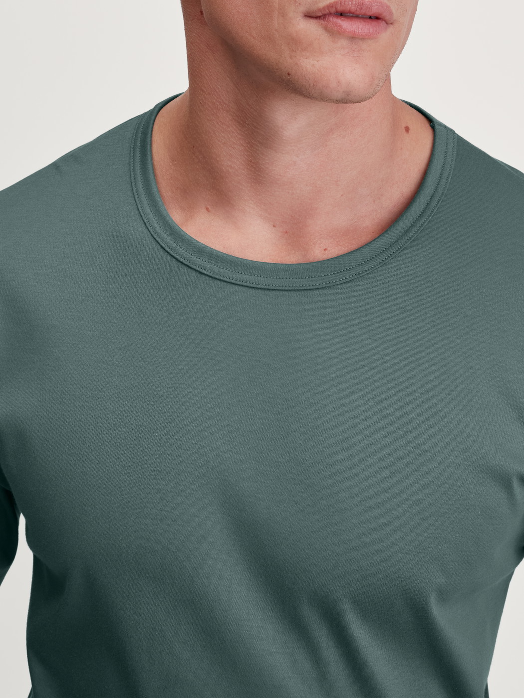La modella / Il modello Uomo indossa Pigiami, lunghi in 100% cotone di colore Verde, A scacchi, della serie Relax Streamline 3 di CALIDA, Dettaglio