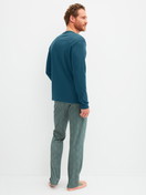 Le mannequin Homme porte le/la Pyjama, longue en 100% coton de couleur Turquoise, À motifs, de la série Relax Streamline 1 de CALIDA, Vue arrière