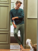 Le mannequin Homme porte le/la Pyjama, longue en 100% coton de couleur Turquoise, À motifs, de la série Relax Streamline 1 de CALIDA, Vue de face