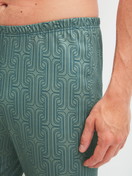 Le mannequin Homme porte le/la Pyjama, longue en 100% coton de couleur Turquoise, À motifs, de la série Relax Streamline 1 de CALIDA, Détail