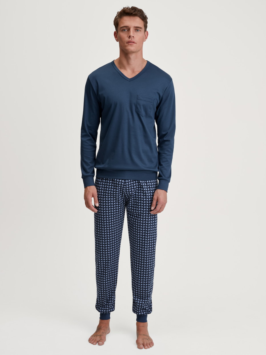 Herren-Model trägt Bündchen-Pyjama aus 100% Baumwolle in Blau, Kariert aus Serie Relax Streamline 1 von CALIDA, Vorderansicht