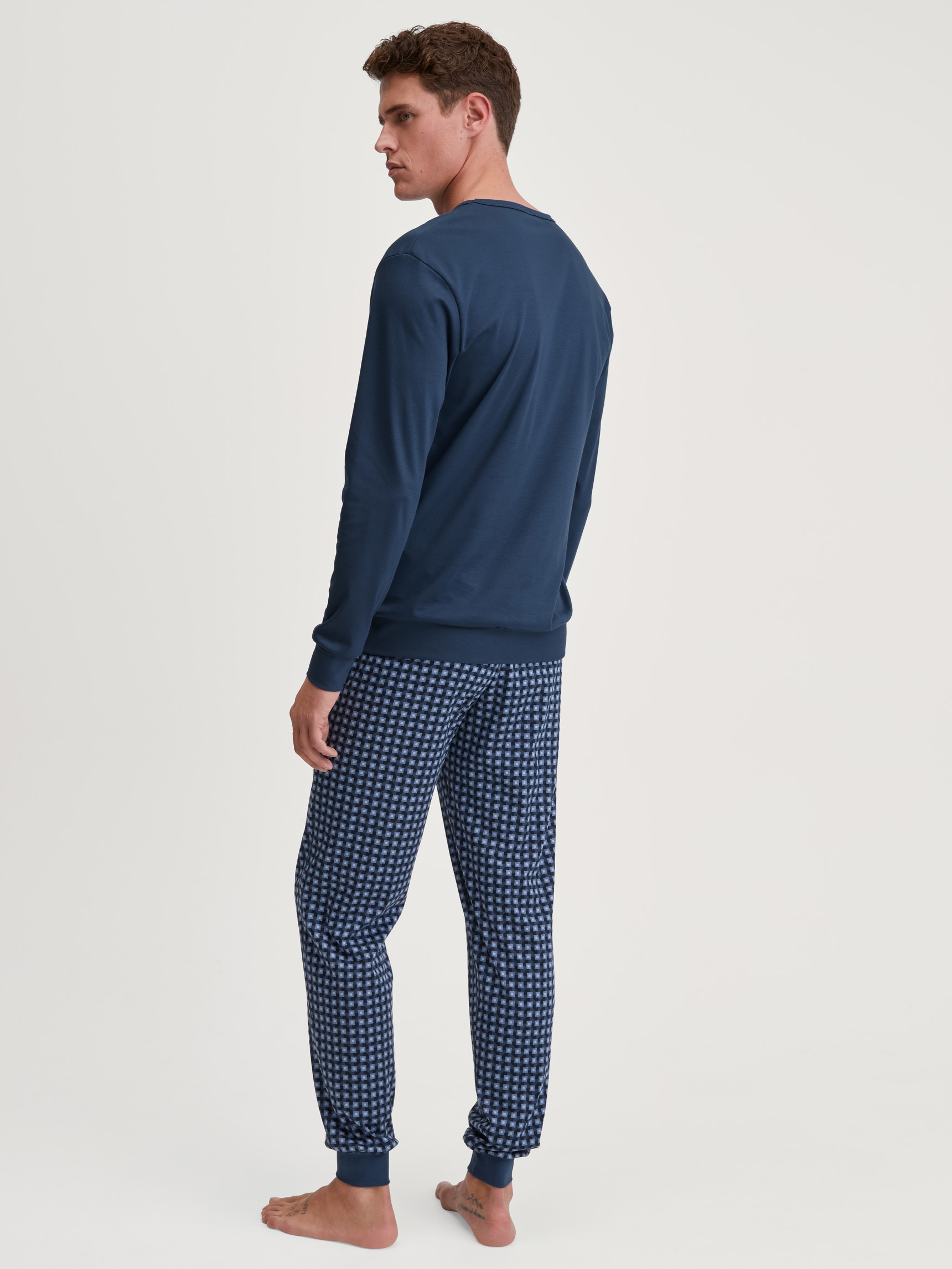 Herren-Model trägt Bündchen-Pyjama aus 100% Baumwolle in Blau, Kariert aus Serie Relax Streamline 1 von CALIDA, Rückansicht