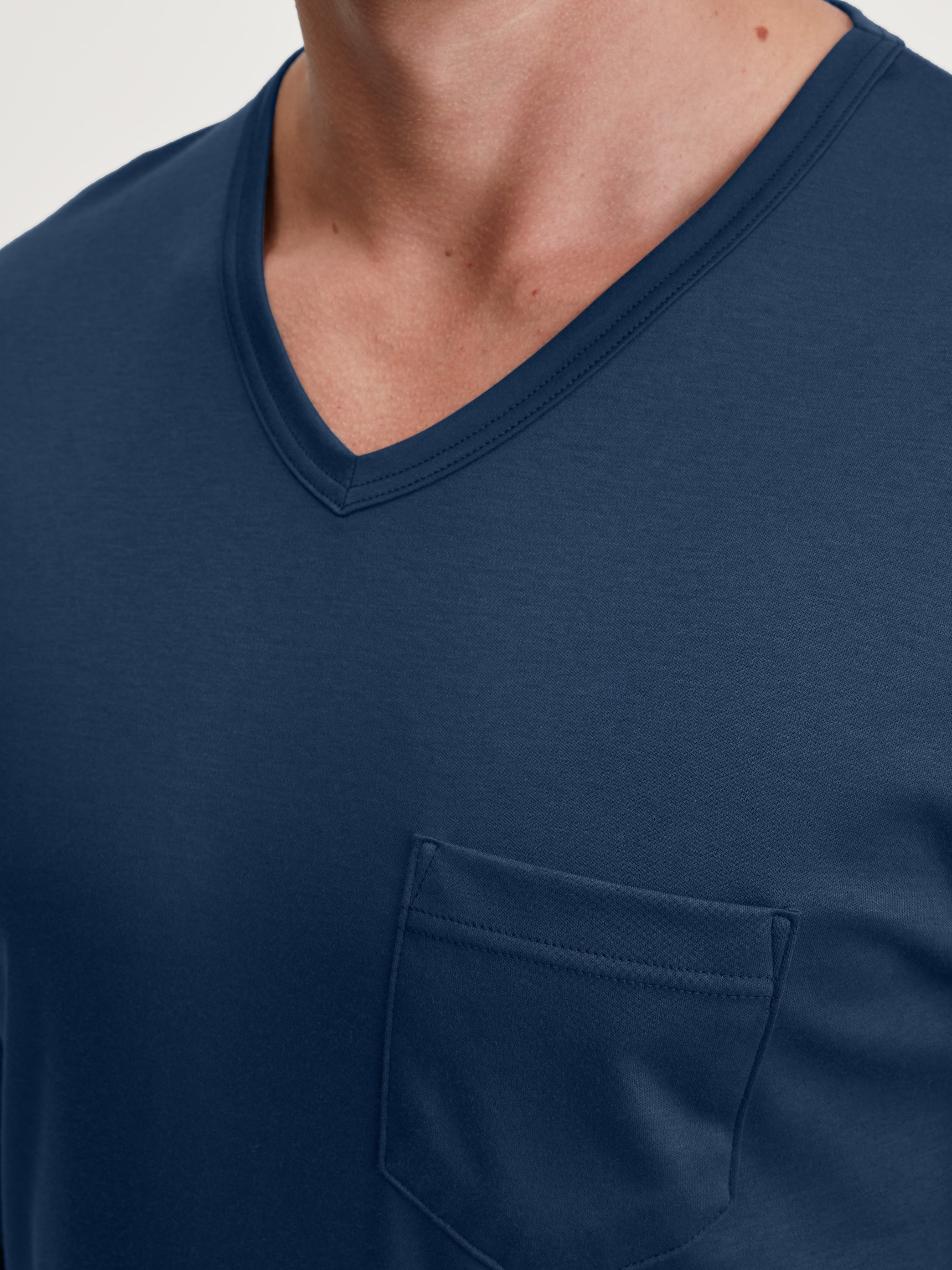 Herren-Model trägt Bündchen-Pyjama aus 100% Baumwolle in Blau, Kariert aus Serie Relax Streamline 1 von CALIDA, Detail