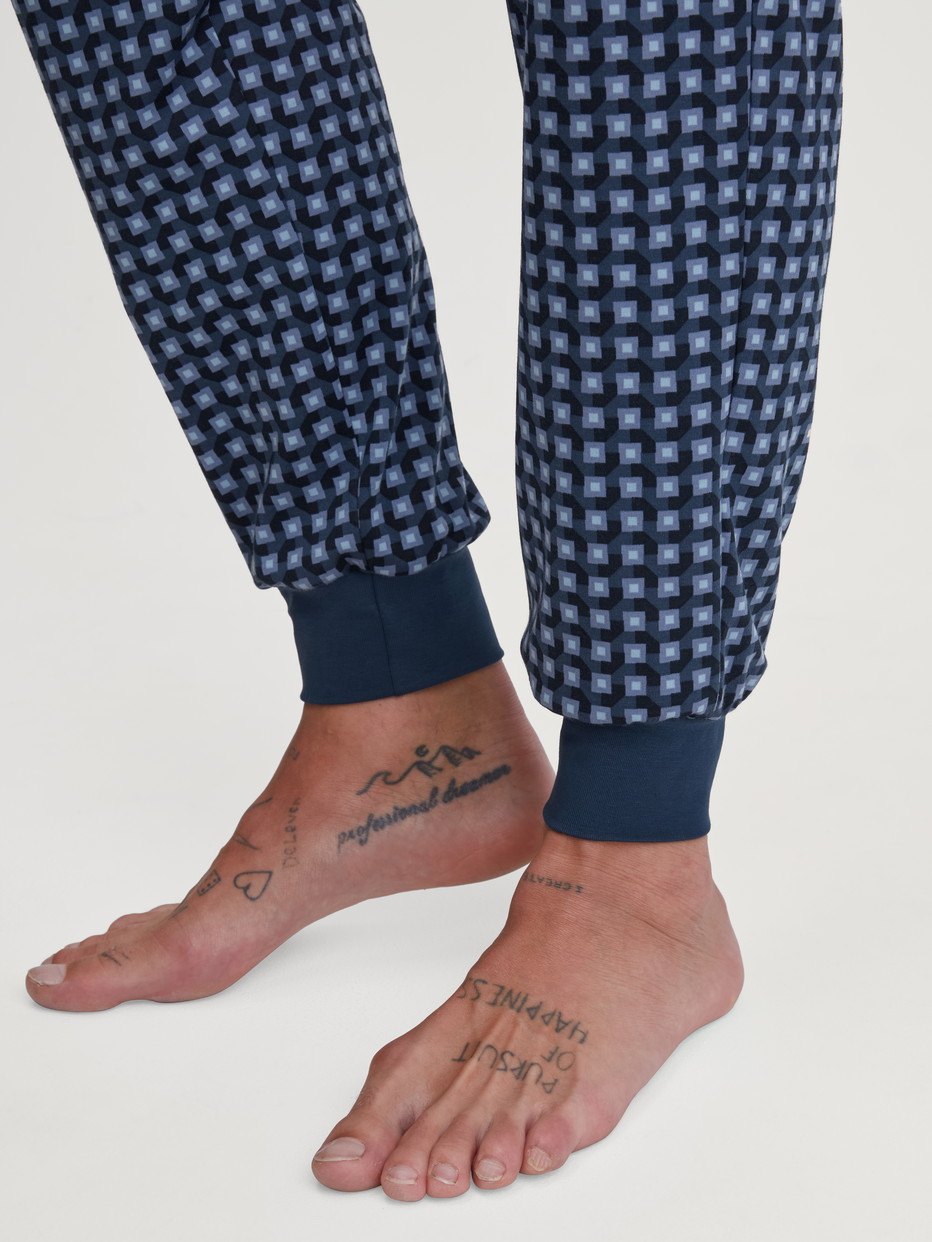 Herren-Model trägt Bündchen-Pyjama aus 100% Baumwolle in Blau, Kariert aus Serie Relax Streamline 1 von CALIDA, Detail