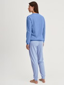 La modella / Il modello Donna indossa Pigiama con polsini in 100% cotone di colore Blu, Modello, della serie Lovely Nights di CALIDA, Vista posteriore