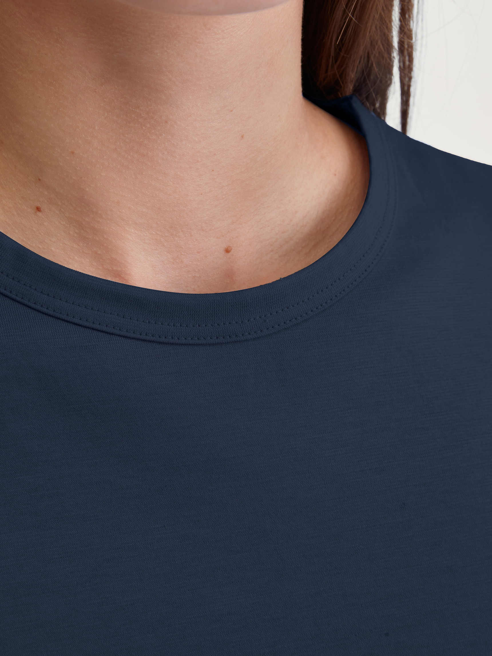 La modella / Il modello Donna indossa Pigiama con polsini in 100% cotone di colore Blu, Modello, della serie Cotton Special di CALIDA, Dettaglio