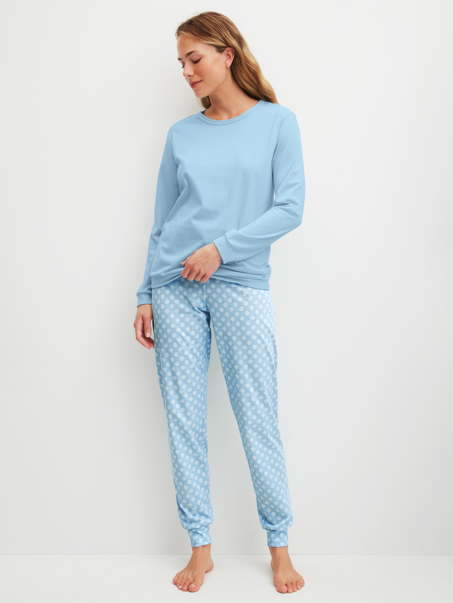 Damen-Model trägt Bündchen-Pyjama aus 100% Baumwolle in Blau, Gemustert aus Serie Lovely Nights von CALIDA, Vorderansicht